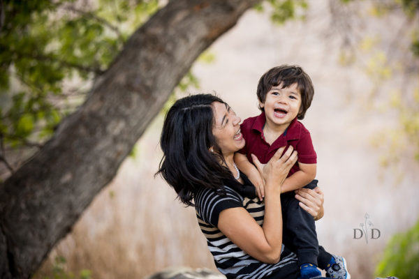 Read more about the article {R} Mommy and Me Family Photos | Bonelli Park, San Dimas